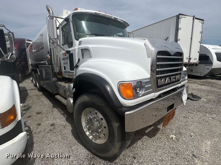 image for item YA3165 2005 Mack CV713 fuel / lube truck