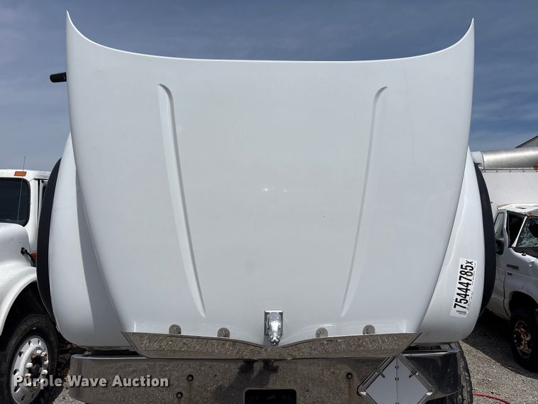 image for item YA3165 2005 Mack CV713 fuel / lube truck