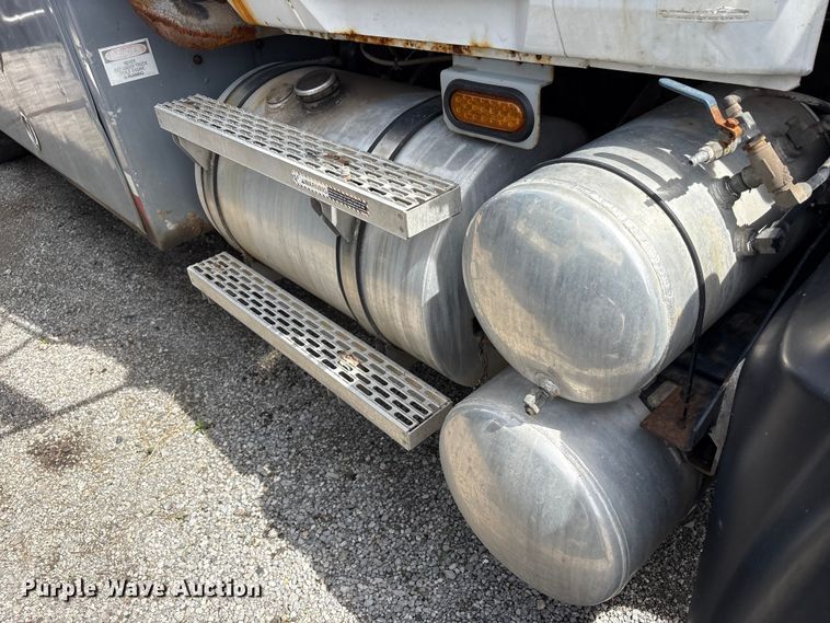 image for item YA3165 2005 Mack CV713 fuel / lube truck