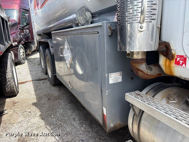 image for item YA3165 2005 Mack CV713 fuel / lube truck