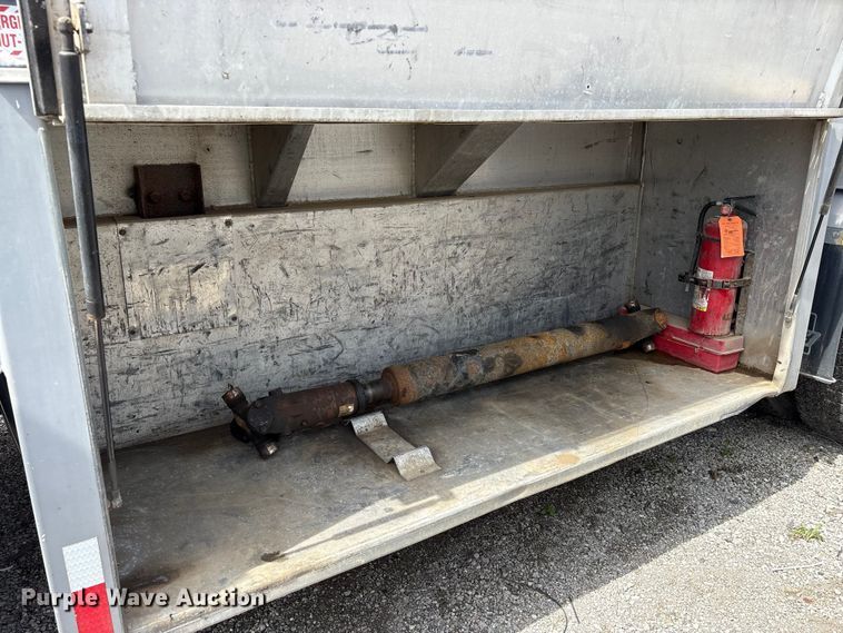 image for item YA3165 2005 Mack CV713 fuel / lube truck