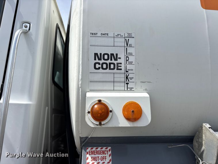 image for item YA3165 2005 Mack CV713 fuel / lube truck