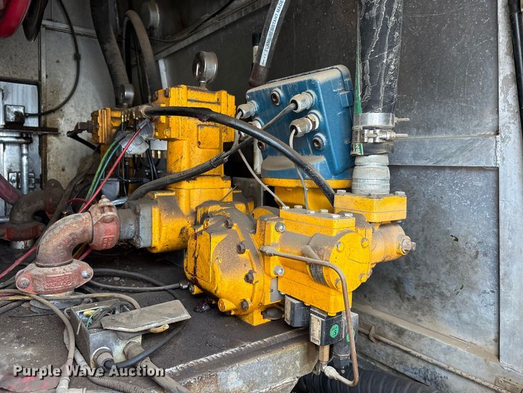image for item YA3165 2005 Mack CV713 fuel / lube truck