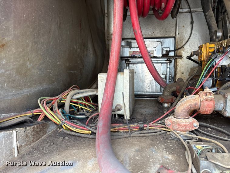 image for item YA3165 2005 Mack CV713 fuel / lube truck