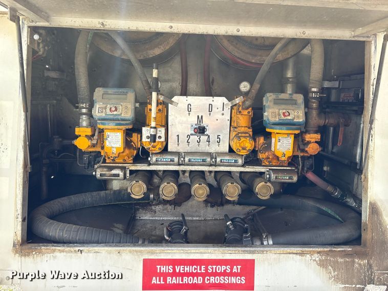 image for item YA3165 2005 Mack CV713 fuel / lube truck
