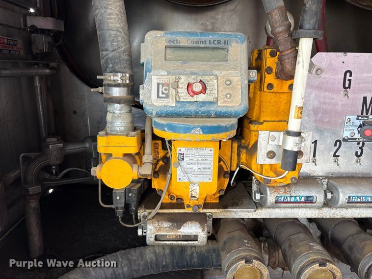image for item YA3165 2005 Mack CV713 fuel / lube truck