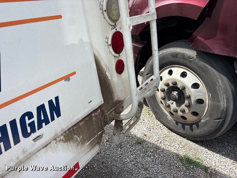 image for item YA3165 2005 Mack CV713 fuel / lube truck