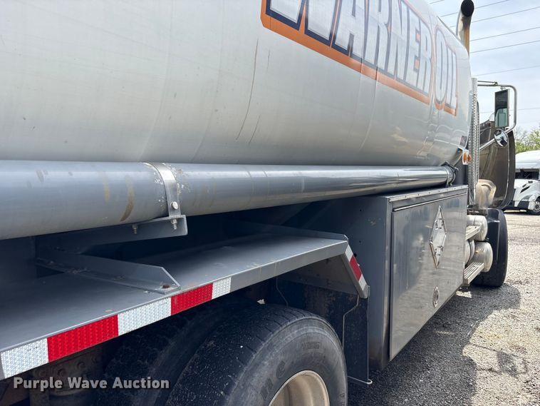 image for item YA3165 2005 Mack CV713 fuel / lube truck