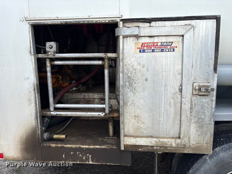 image for item YA3165 2005 Mack CV713 fuel / lube truck