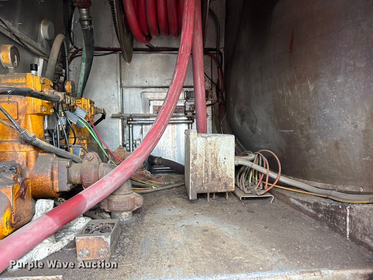 image for item YA3165 2005 Mack CV713 fuel / lube truck