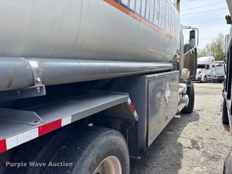 image for item YA3165 2005 Mack CV713 fuel / lube truck