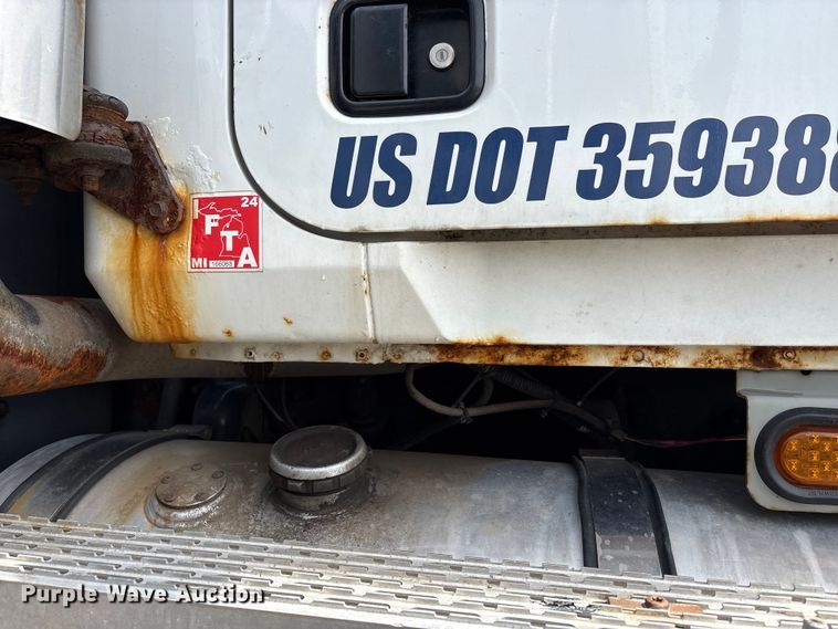 image for item YA3165 2005 Mack CV713 fuel / lube truck