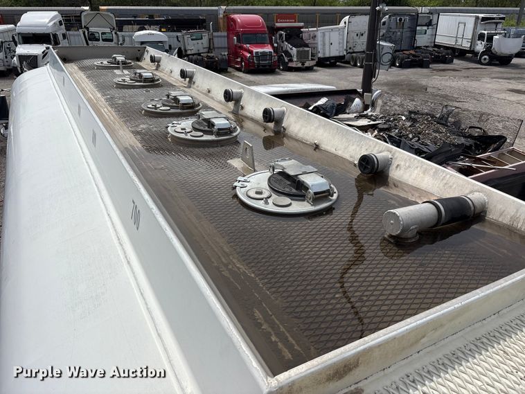 image for item YA3165 2005 Mack CV713 fuel / lube truck