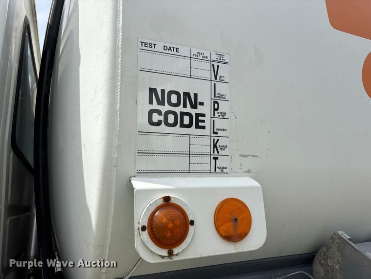 image for item YA3165 2005 Mack CV713 fuel / lube truck