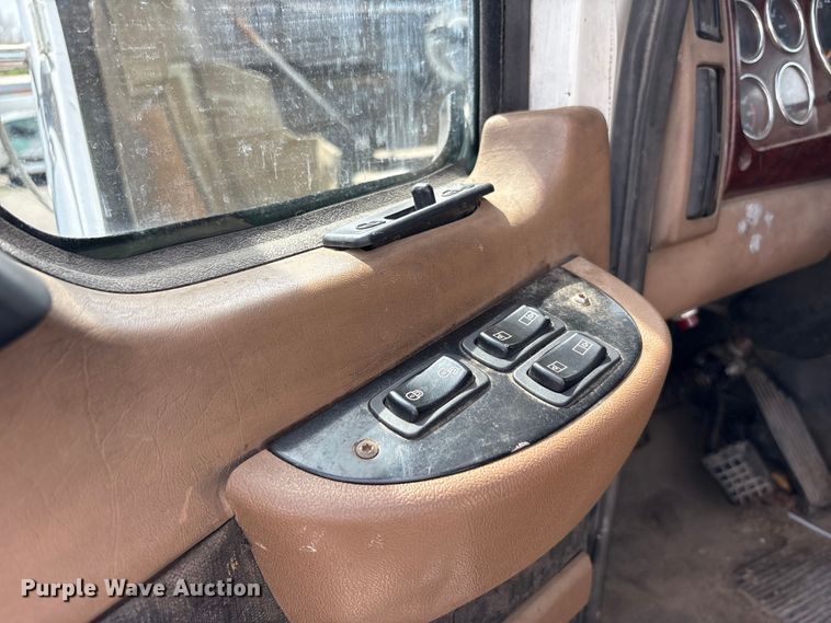 image for item YA3165 2005 Mack CV713 fuel / lube truck
