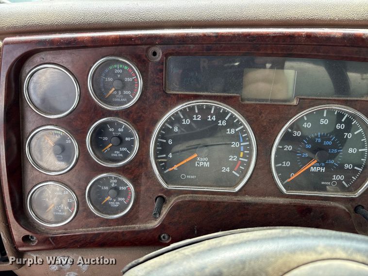 image for item YA3165 2005 Mack CV713 fuel / lube truck