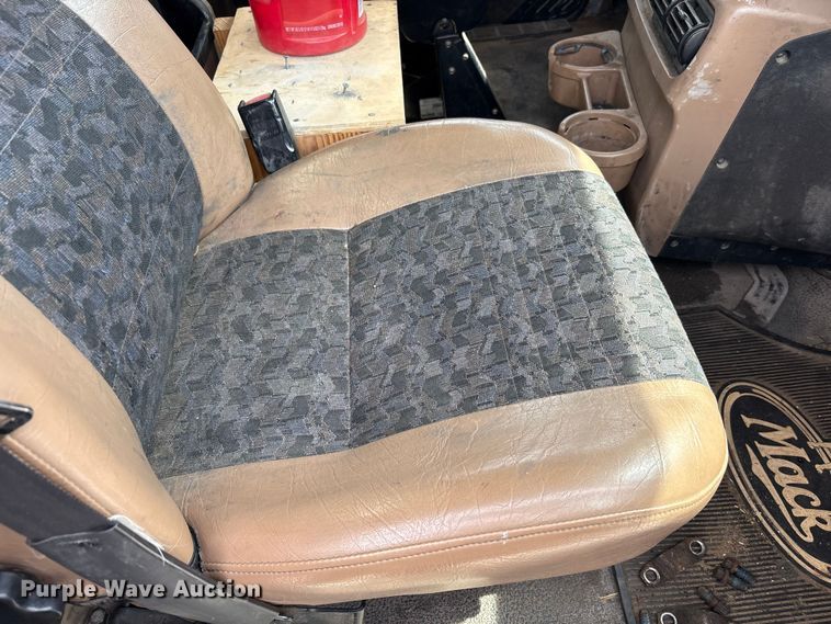 image for item YA3165 2005 Mack CV713 fuel / lube truck