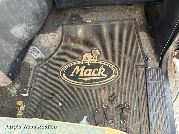 image for item YA3165 2005 Mack CV713 fuel / lube truck