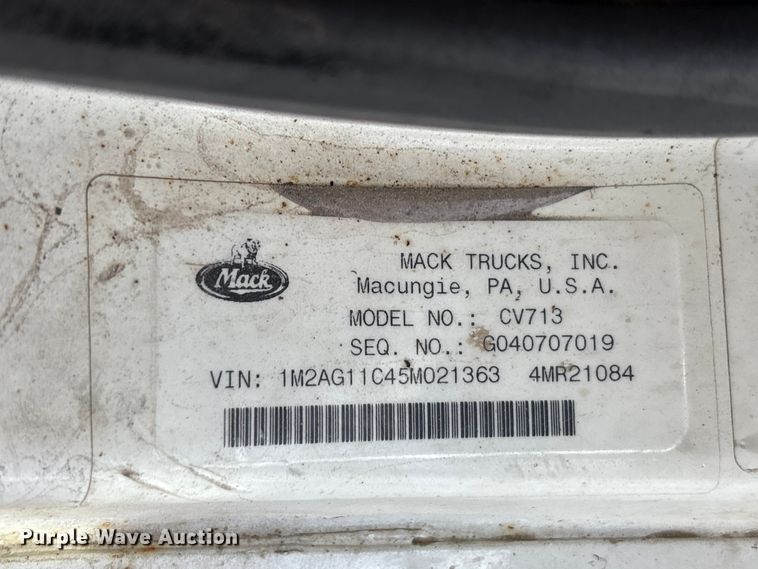 image for item YA3165 2005 Mack CV713 fuel / lube truck