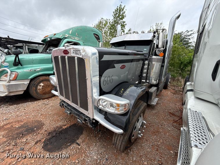 image for item YA3183 2023 Peterbilt 389 semi truck
