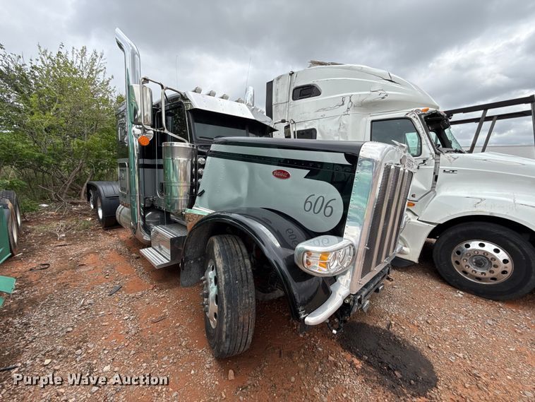 image for item YA3183 2023 Peterbilt 389 semi truck