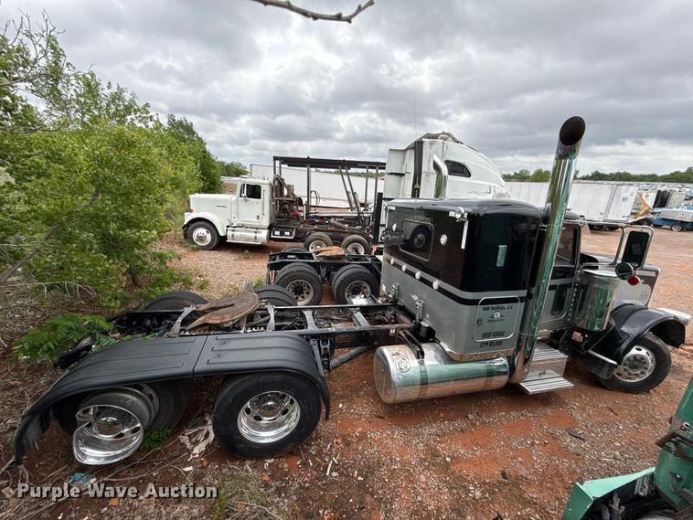 image for item YA3183 2023 Peterbilt 389 semi truck