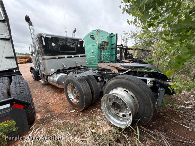 image for item YA3183 2023 Peterbilt 389 semi truck