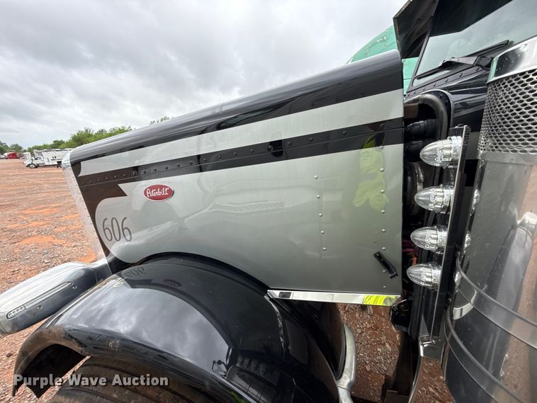image for item YA3183 2023 Peterbilt 389 semi truck