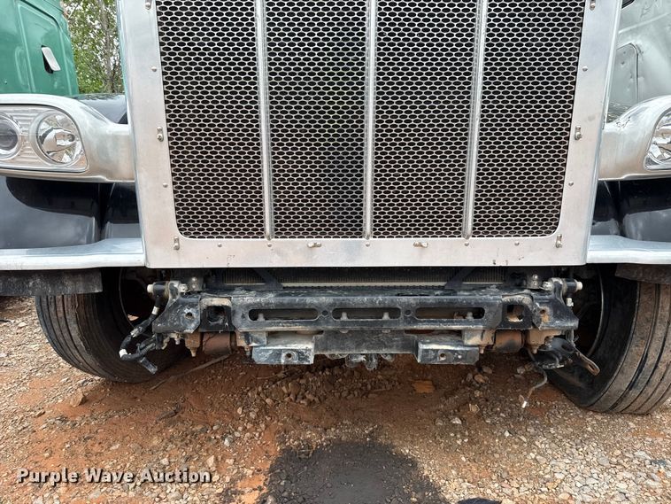 image for item YA3183 2023 Peterbilt 389 semi truck