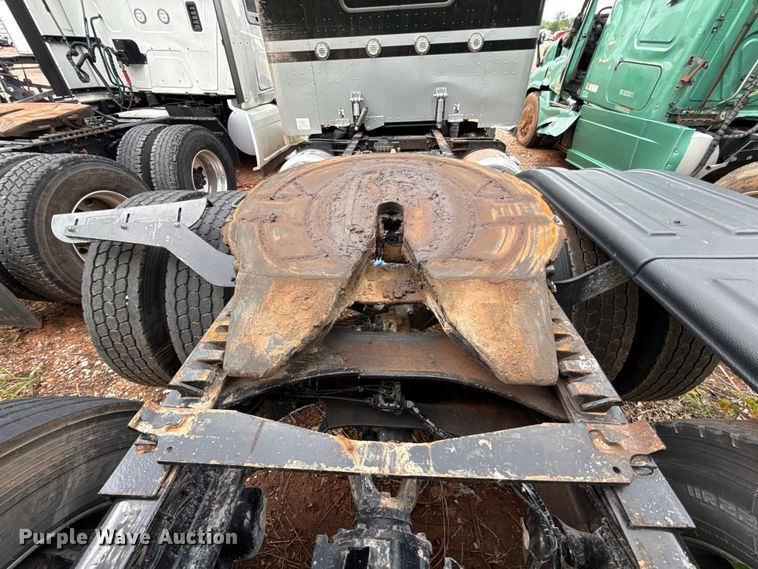 image for item YA3183 2023 Peterbilt 389 semi truck
