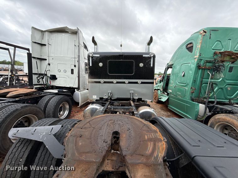 image for item YA3183 2023 Peterbilt 389 semi truck