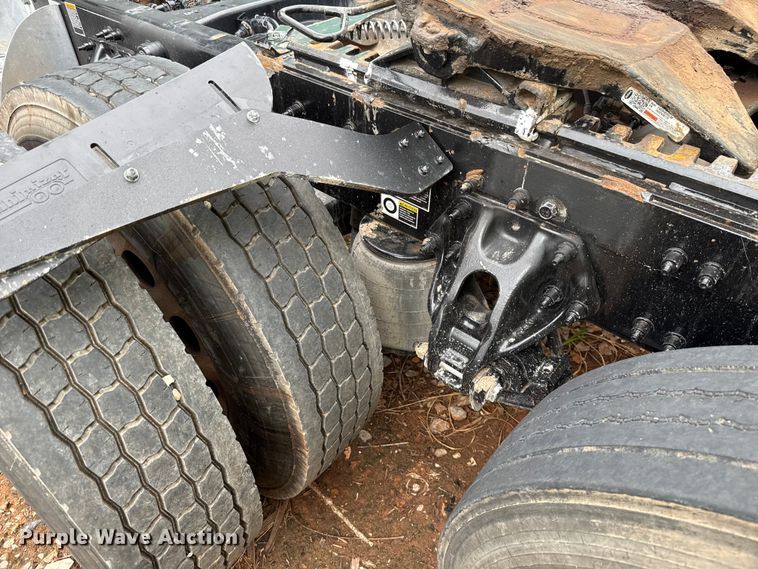 image for item YA3183 2023 Peterbilt 389 semi truck