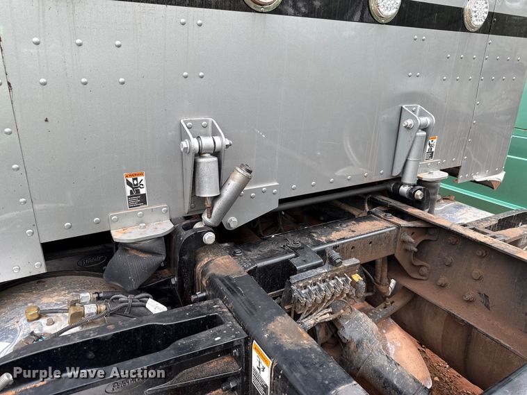 image for item YA3183 2023 Peterbilt 389 semi truck