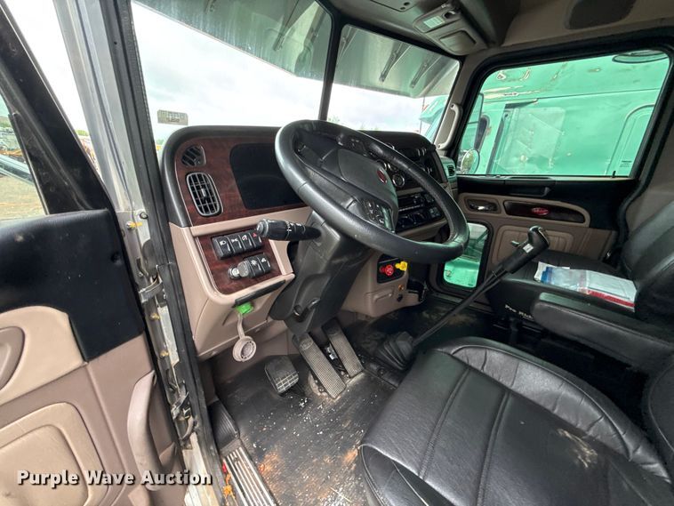 image for item YA3183 2023 Peterbilt 389 semi truck