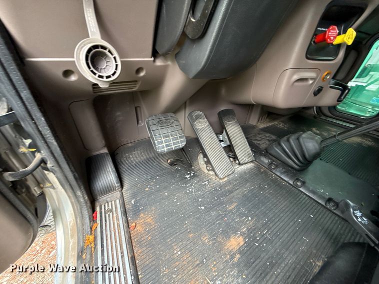 image for item YA3183 2023 Peterbilt 389 semi truck