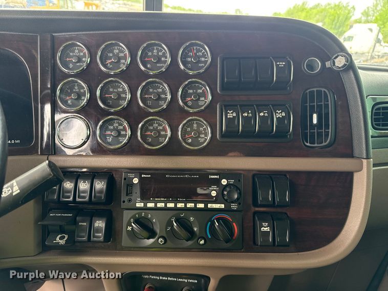 image for item YA3183 2023 Peterbilt 389 semi truck