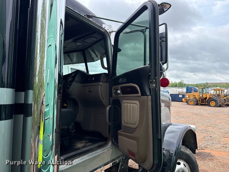 image for item YA3183 2023 Peterbilt 389 semi truck