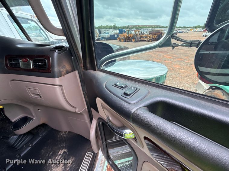 image for item YA3183 2023 Peterbilt 389 semi truck