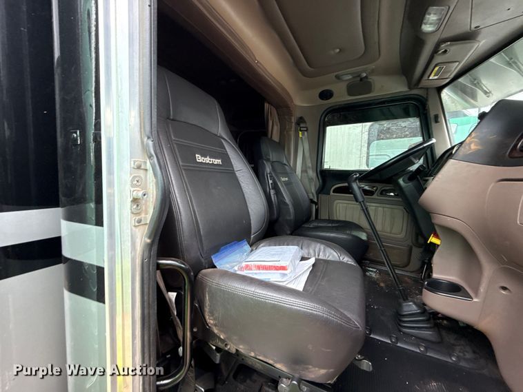 image for item YA3183 2023 Peterbilt 389 semi truck