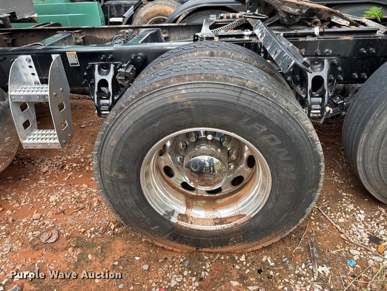 image for item YA3183 2023 Peterbilt 389 semi truck