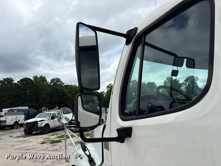 image for item YA3213 2018 Freightliner Business Class M2 box truck