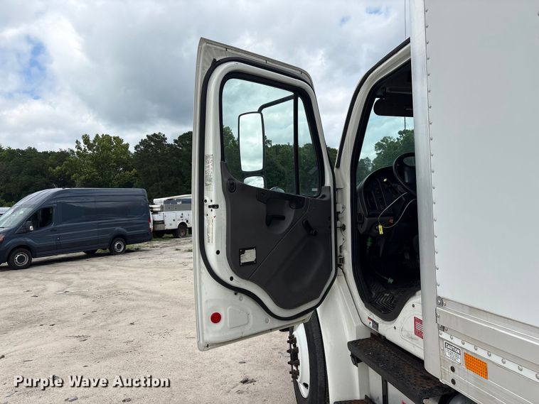 image for item YA3213 2018 Freightliner Business Class M2 box truck