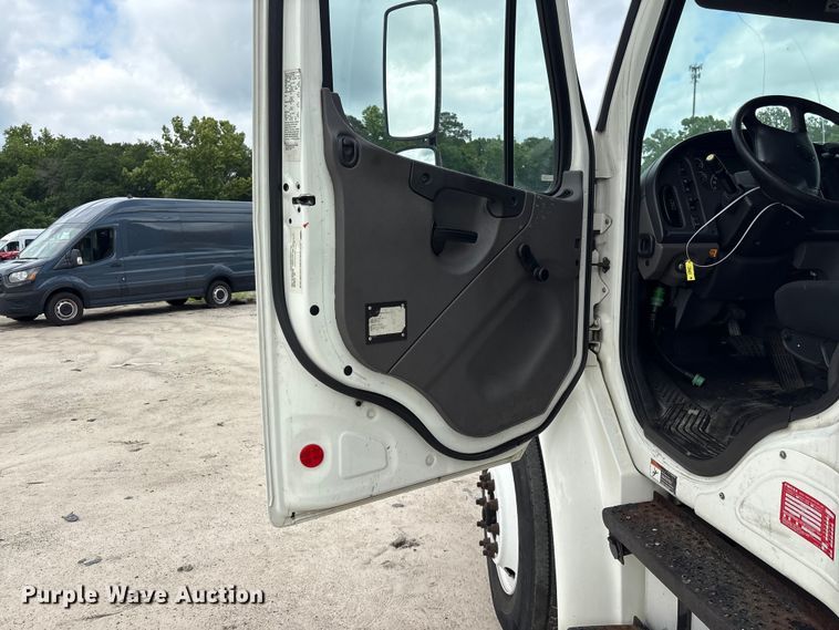image for item YA3213 2018 Freightliner Business Class M2 box truck