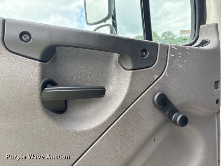 image for item YA3213 2018 Freightliner Business Class M2 box truck