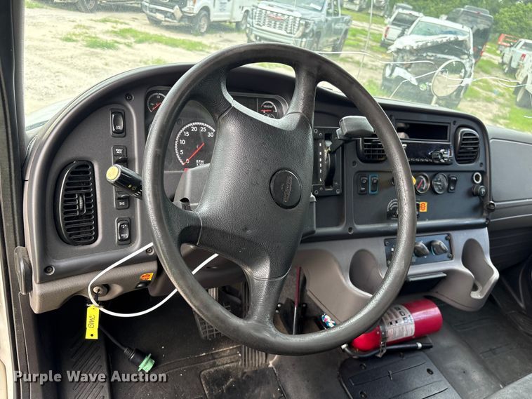 image for item YA3213 2018 Freightliner Business Class M2 box truck
