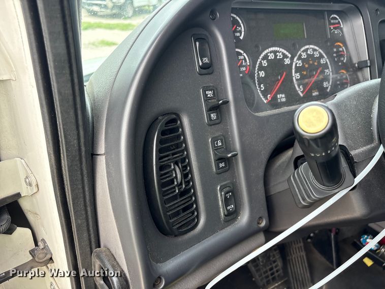 image for item YA3213 2018 Freightliner Business Class M2 box truck