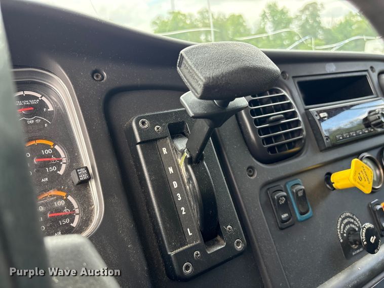 image for item YA3213 2018 Freightliner Business Class M2 box truck