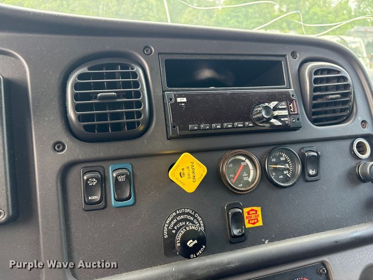 image for item YA3213 2018 Freightliner Business Class M2 box truck