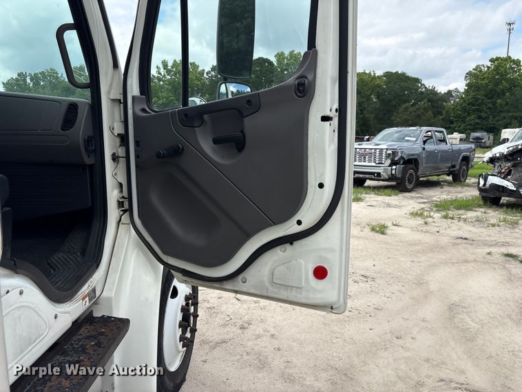 image for item YA3213 2018 Freightliner Business Class M2 box truck