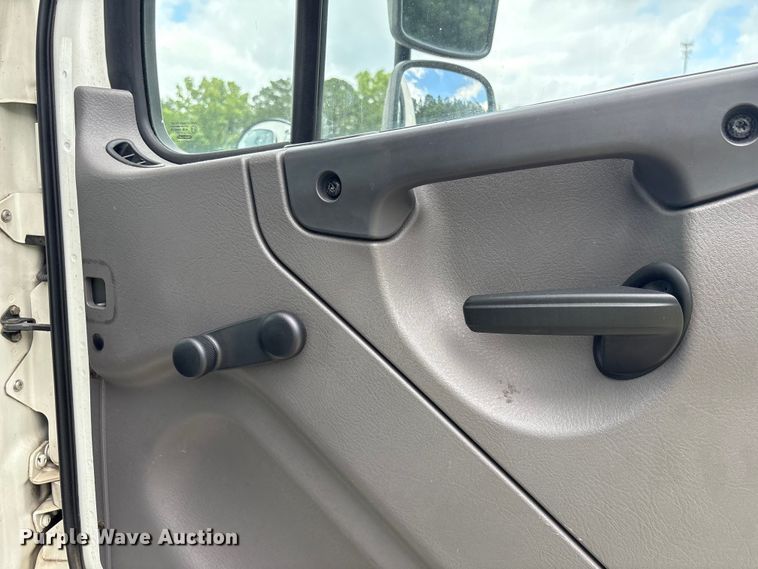 image for item YA3213 2018 Freightliner Business Class M2 box truck